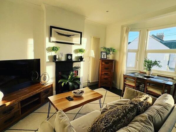 Living room - Hill Grove 2 Bedroom Apartment (Leigh-on-Sea)