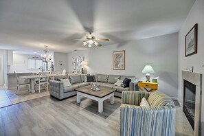 Smart TV, fireplace, ping pong, books - Silver Lining! 3 Bedroom, 2.5 Bath in Westwood at Bethany Community! Tennis Court, Community Pool, Free WIFI, Beach Town, Trolley to the beach! (Bethany Beach)