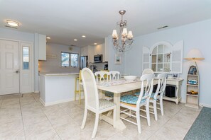 Dining - Silver Lining! 3 Bedroom, 2.5 Bath in Westwood at Bethany Community! Tennis Court, Community Pool, Free WIFI, Beach Town, Trolley to the beach! (Bethany Beach)