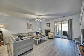 Smart TV, fireplace, ping pong, books - Silver Lining! 3 Bedroom, 2.5 Bath in Westwood at Bethany Community! Tennis Court, Community Pool, Free WIFI, Beach Town, Trolley to the beach! (Bethany Beach)