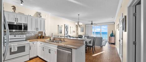 Kjøleskap, mikrobølgeovn, ovn og kokeplater