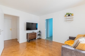 Living area - New Apartment - King-Size bed - Private Parking - Metro 2 min away (Aubervilliers)