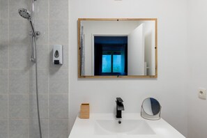 Hair dryer, towels, soap, toilet paper - New Apartment - King-Size bed - Private Parking - Metro 2 min away (Aubervilliers)