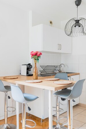 Dining - New Apartment - King-Size bed - Private Parking - Metro 2 min away (Aubervilliers)
