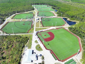 Vista aèria d'un complex esportiu amb diverses pistes i un edifici central.