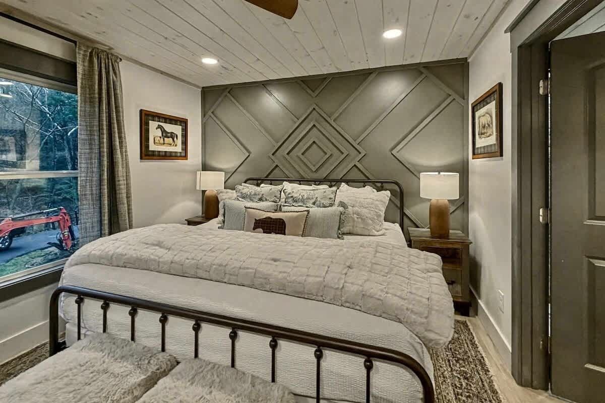 Iron/ironing board, free WiFi, bed sheets