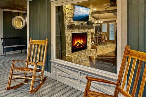 Susie's Cottage: brand new reno • pool • hot tub • fire pit • pool table • bunks