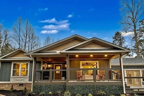 Exterior - Susie's Cottage: pool • hot tub • fire pit • bunks (Gatlinburg)
