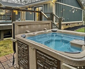 Outdoor spa tub - Susie's Cottage: pool • hot tub • fire pit • bunks (Gatlinburg)