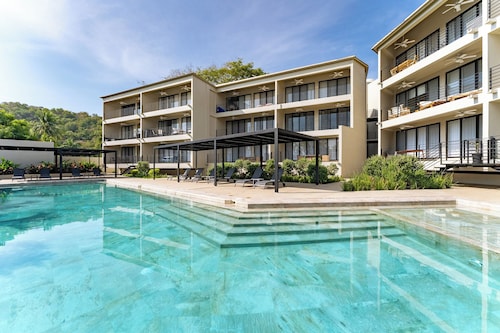 Short Walk to Beach & Town · Top Floor · Solana