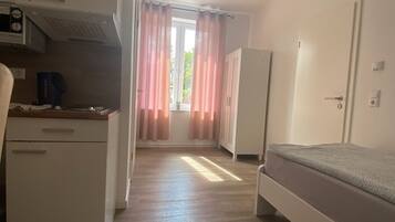 Schreibtisch, WLAN, Bettwäsche