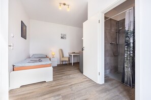 Escritorio, wifi y ropa de cama 