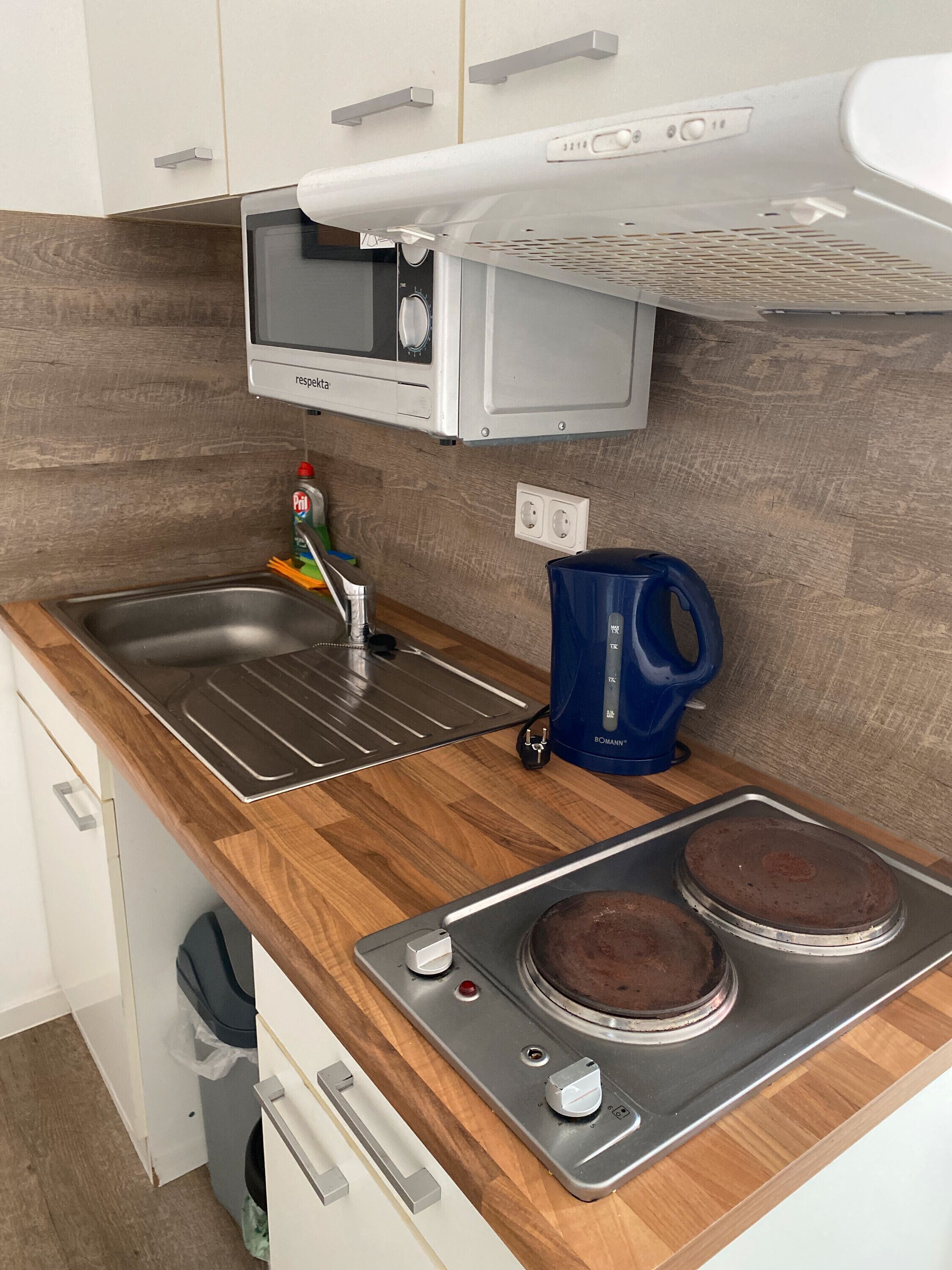 Kühlschrank, Mikrowelle, Wasserkocher mit Kaffee-/Teezubehör