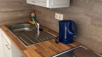 Kühlschrank, Mikrowelle, Wasserkocher mit Kaffee-/Teezubehör