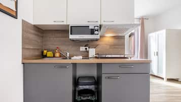 Kühlschrank, Mikrowelle, Wasserkocher mit Kaffee-/Teezubehör