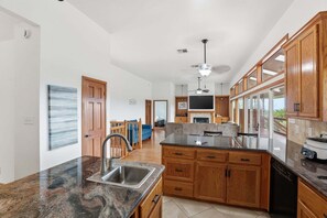 Rumah, 4 kamar tidur | Dapur pribadi | Lemari es, oven, mesin pembuat kopi/teh, dan pemanggang roti