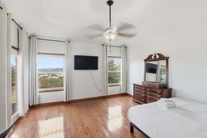 House, 4 Bedrooms | 4 bedrooms, cribs/infant beds, free WiFi - 4br Leander Retreat With Hot Tub & Views 4 Bedroom Home (Leander)