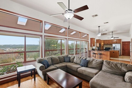 4br Leander Retreat With Hot Tub & Views 4 Bedroom Home