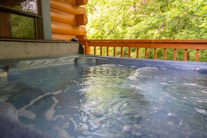 Cabin, 2 Bedrooms | Outdoor spa tub - Manaaki - The Happy Cabin 2 Bedroom Cabin (Sevierville)