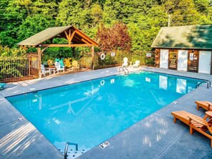 Pool - Manaaki - The Happy Cabin 2 Bedroom Cabin (Sevierville)