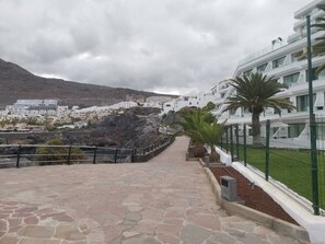 Property grounds - Centrally located apartment in front of the sea (Acantilados De Los Gigantes)