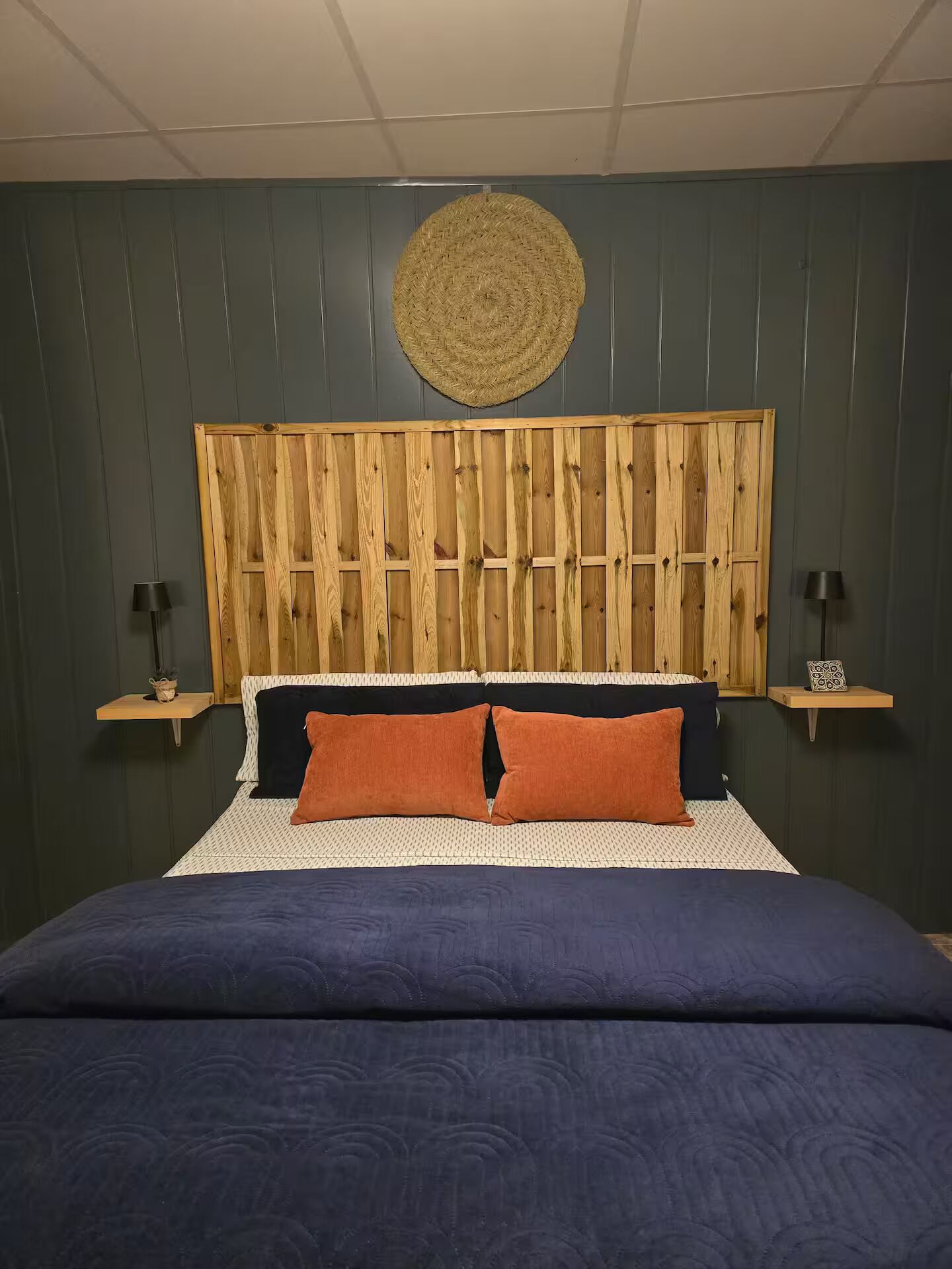 Ferros/tábuas de passar roupa, acesso à internet, roupa de cama