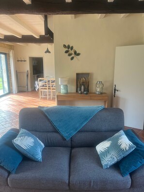 TV - Holiday Home “La Vigne” with Private Pool and Wi-Fi (Creysse)