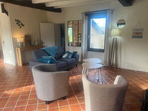 TV - Holiday Home “La Vigne” with Private Pool and Wi-Fi (Creysse)