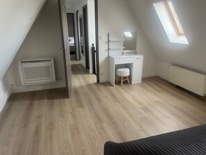 Desk, WiFi - Holiday Home “La Vigne” with Private Pool and Wi-Fi (Creysse)