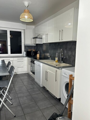Apartment, 5 double bedrooms, fitted kitchen