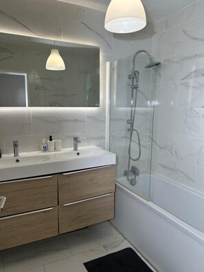 Towels, toilet paper - Apartment, 5 double bedrooms, fitted kitchen (Évry-Courcouronnes)