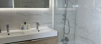 Apartment, 5 double bedrooms, fitted kitchen