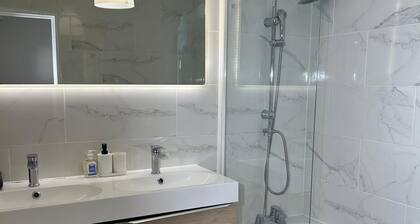 Apartment, 5 double bedrooms, fitted kitchen