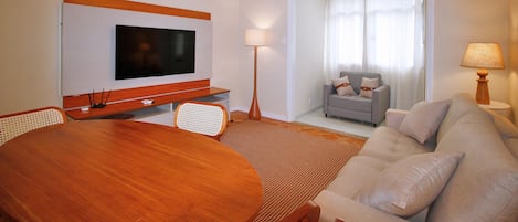 コンフォート アパートメント | リビング エリア | 薄型テレビ