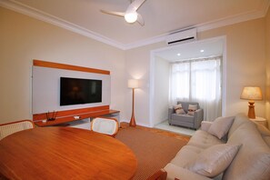 Comfort Apartment | Living area | Flat-screen TV - Quarto e Sala Reformado em Copacabana  (Rio de Janeiro)