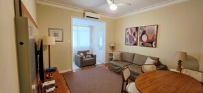 Apartamento conforto | Área de estar | TV de tela plana