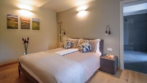 Un dormitorio moderno con una cama grande, mesitas de noche e iluminación empotrada.