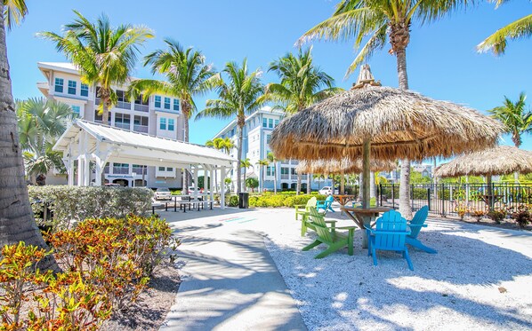Outdoor dining - One Particular Harbour 388-401 · Top Floor · Pool Lanai (Bradenton)