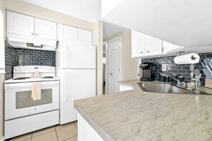 Fridge, microwave, oven, stovetop - Sun Baker II South Tropical style meets beachside convenience (Holmes Beach)