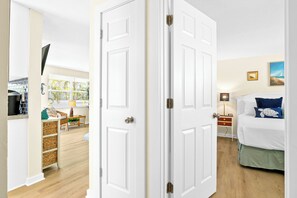 Iron/ironing board, free WiFi, bed sheets - Sunbaker I South · 3-Min Walk · Family Legacy (Homes Beach)