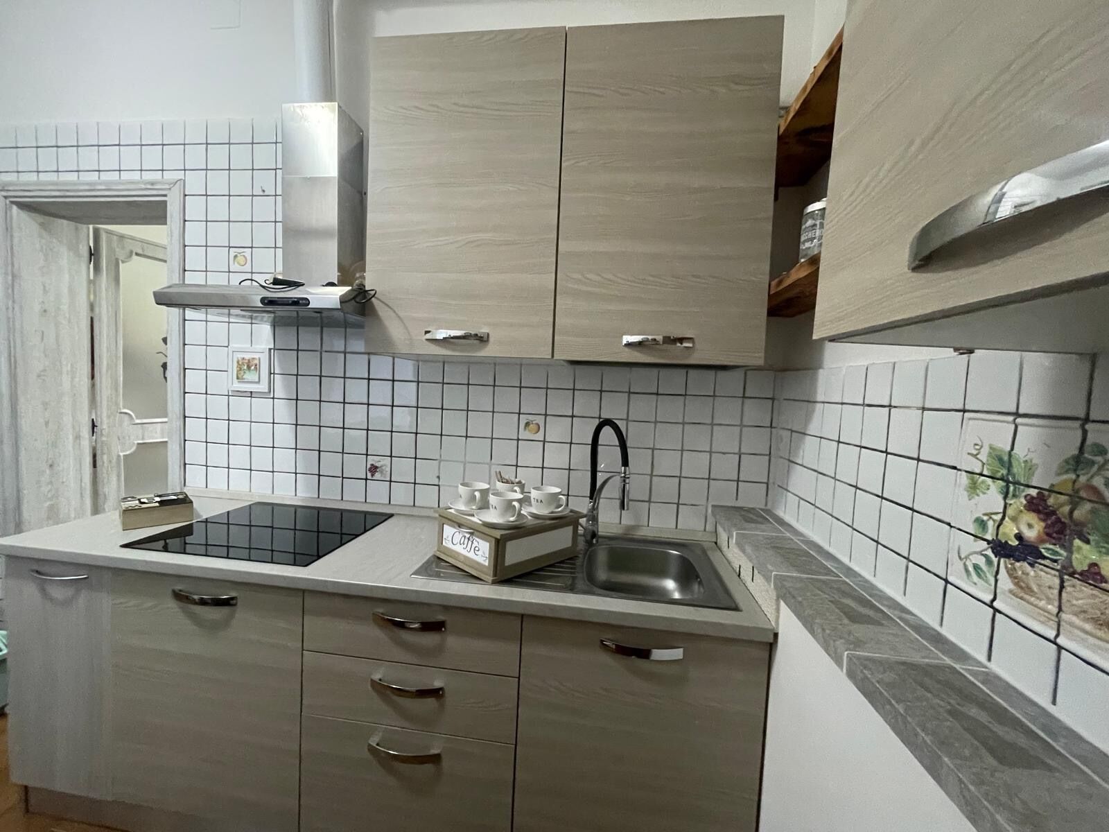 Réfrigérateur, micro-ondes, cafetière/bouilloire, bouilloire électrique