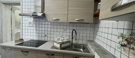 Réfrigérateur, micro-ondes, cafetiÚre/bouilloire, bouilloire électrique