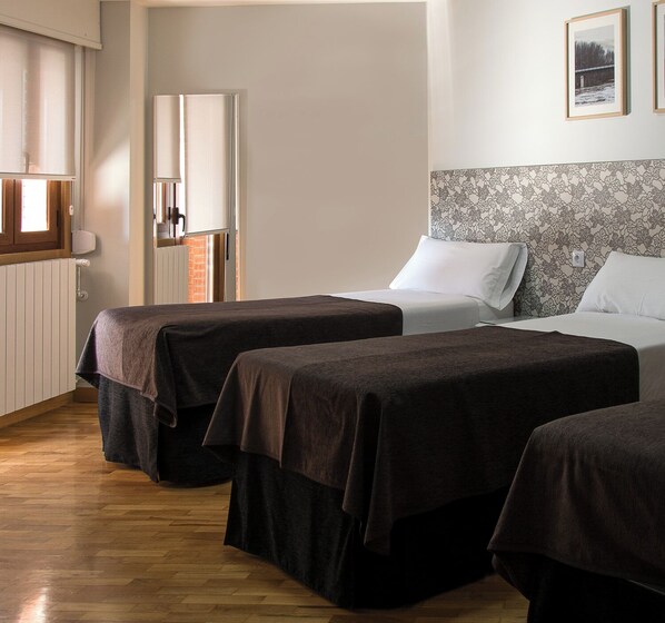 Habitación cuádruple básica, balcón, vistas a la ciudad | Wifi gratis