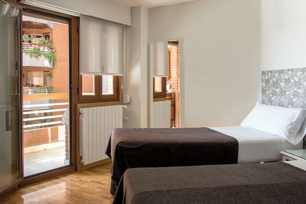 Chambre Triple, balcon, vue ville | Wi-Fi gratuit, draps fournis