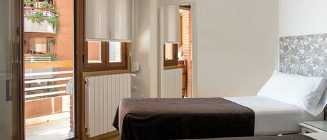 Tripla Basic, balcone, vista città | Wi-Fi gratuito