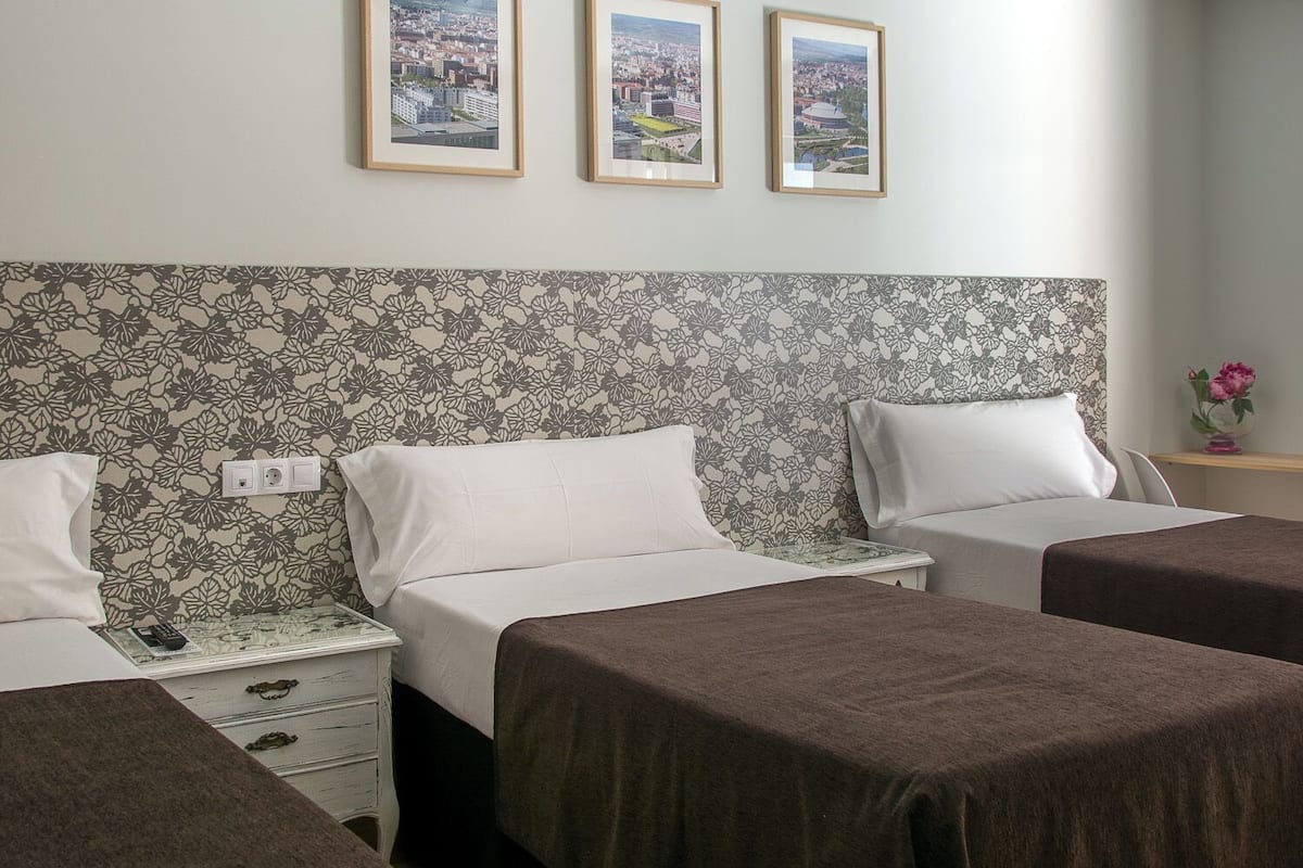 Chambre Triple, balcon, vue ville | Wi-Fi gratuit, draps fournis