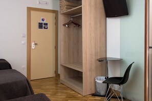 Habitación cuádruple básica, balcón, vistas a la ciudad | Wifi gratis