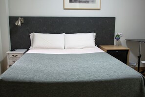 Basic Double Room | Free WiFi, bed sheets - Pensión Laurel Self Check-in (Logroño)