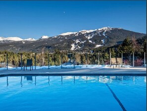 Piscina all'aperto, una piscina riscaldata