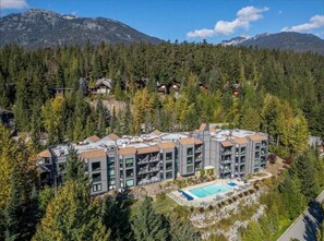 Exterior - Mountain View 2BR: Pool, Hottub, Ski Storage, Games Room, 5 mins to Village (Whistler)